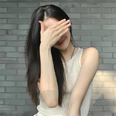 坐推土机的少女