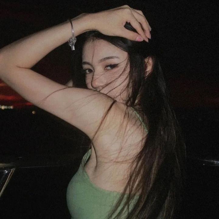 模仿女孩